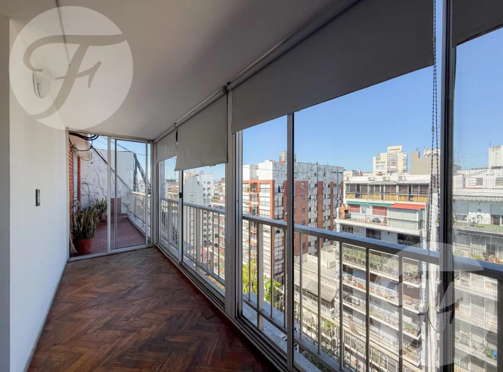 2 Ambientes al Frente con Balcón Aterrazado – Piso Alto – Av. Pueyrredón