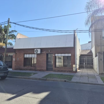 Venta Casa en Villa Adelina. Dos dormitorios, garage , jardín y depósito. Apto crédito. 