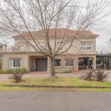 5 DORMITORIOS, ESCRITORIO, PLAYROOM y SERVICIO. LOTE INTERNO.