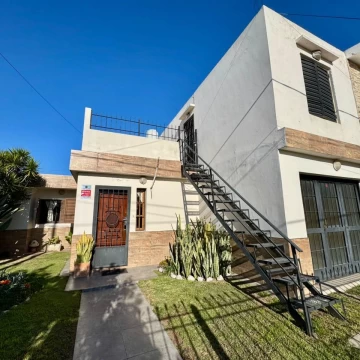 VENTA CASA CENTRO AMERICA 3 DORM CON DEPTO 1 DORM
