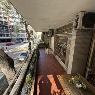 Venta de 4 ambientes c/dependencia + cochera cubierta en subsuelo + baulera