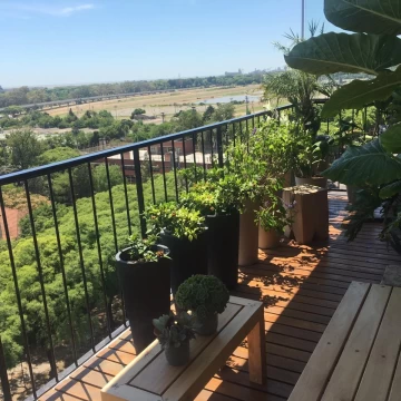 ¡VENTA en piso alto al frente, 200 m2, vista al río y al hipódromo, lleno de luz!