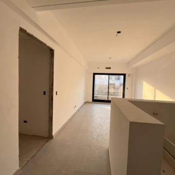 Departamento de dos ambientes, dormitorio en suite, con balcón corrido y toilette