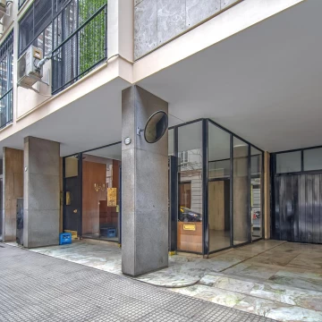 EXCELENTE UBICACIÓN - piso ALTO a refaccionar con COCHERA FIJA y SEGURIDAD 24HS