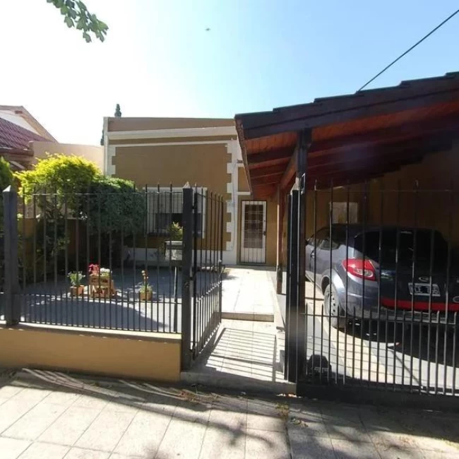 Casa Las lomitas, lote amplio, Lomas de Zamora, multifamiliar 2 viviendas MB estado