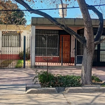 Casa en venta Las Heras, Barrio Cementista, 3 habitaciones, cochera
