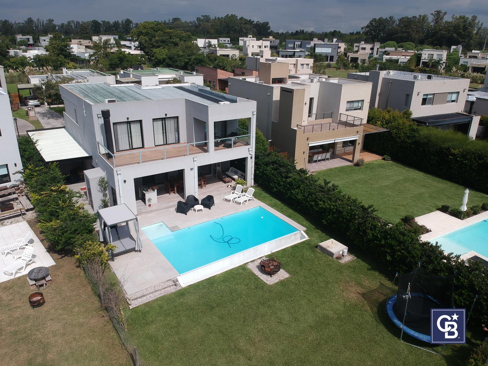 Venta de Casa 5 dormitorios con pileta sobre lote interno en Santa Elena, Pilar del Este - Principal