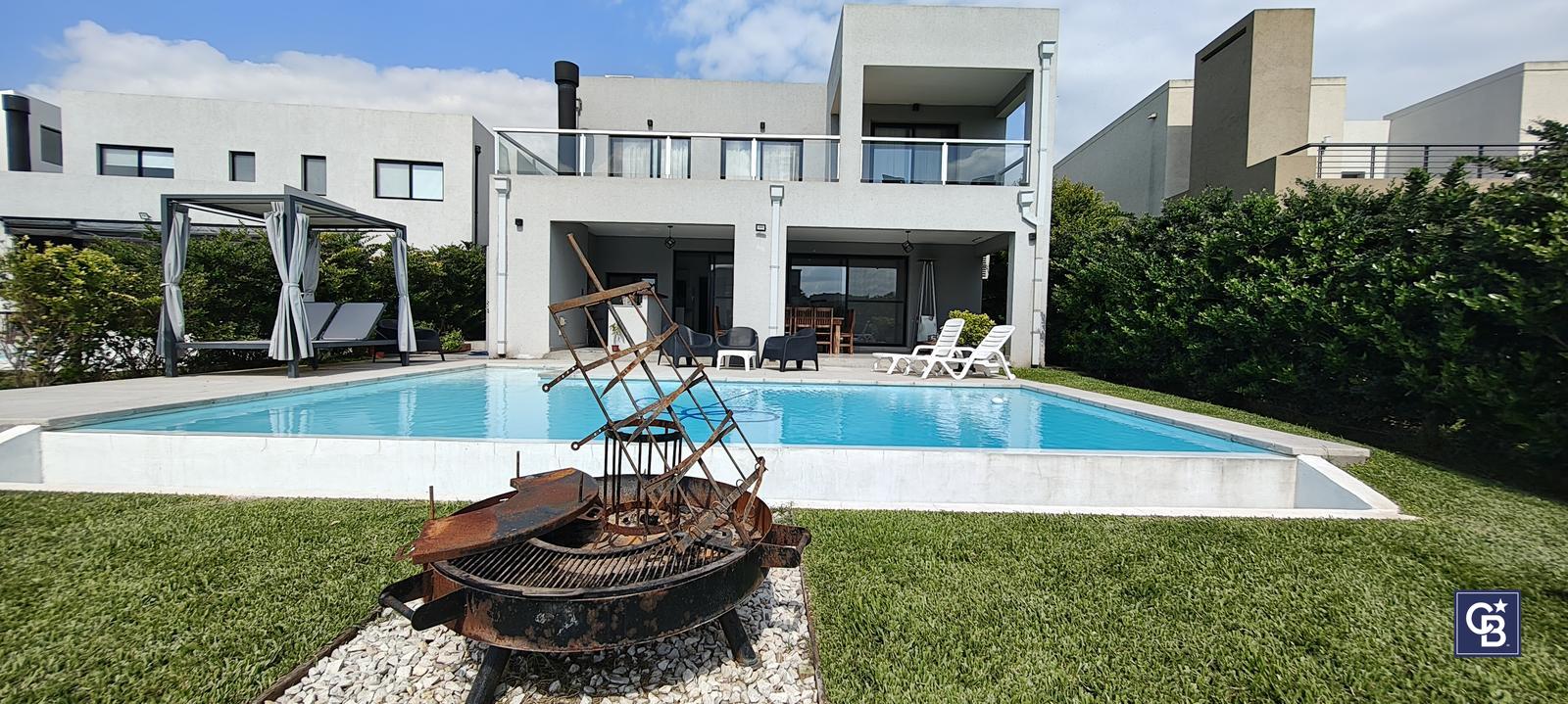 Venta de Casa 5 dormitorios con pileta sobre lote interno en Santa Elena, Pilar del Este - 2