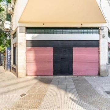 Venta local en esquina con 2 vidrieras Monserrat