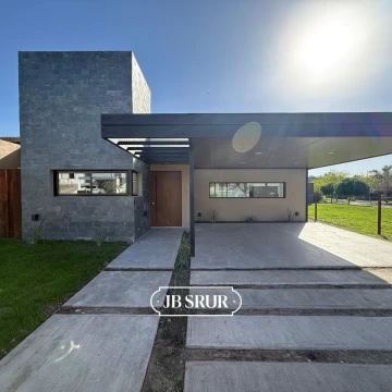 Casa en Venta de 3 Dormitorios a Estrenar en Las Cañitas Barrio Privado