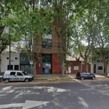 LOCAL COMERCIAL frente al Club Ferro carril Oeste. A cuadras de primera junta.