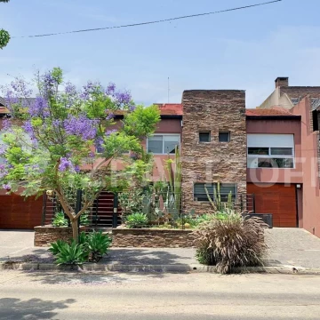 Casa en Venta de gran categoría en La Lucila. Excelente ubicación.