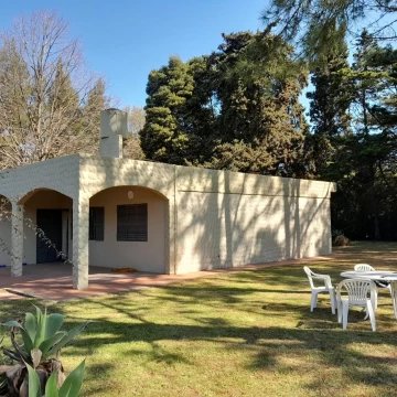 VENTA CASA 5 AMBIENTES CON LOTE DE 1100 M2. CHASCOMÚS