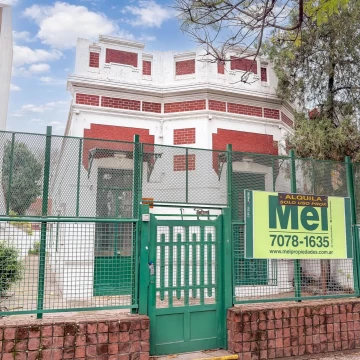 Casa en punto estratégico comercial de devoto