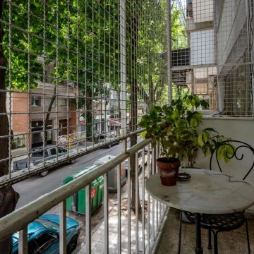 Venta Piso de 4 ambientes en Las Cañitas con 2 Balcones