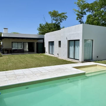 VENTA CASA 3 AMB CON PISCINA EN BARRIO SANTA ELENA, PILAR DEL ESTE