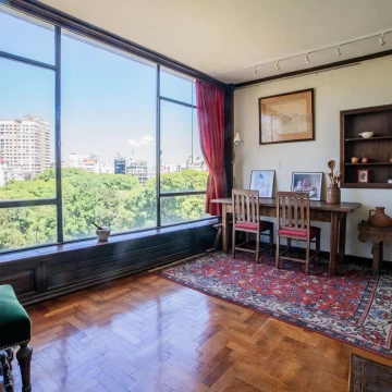 Piso de 4 ambientes amoblado con balcón y vista a la plaza Vicente López