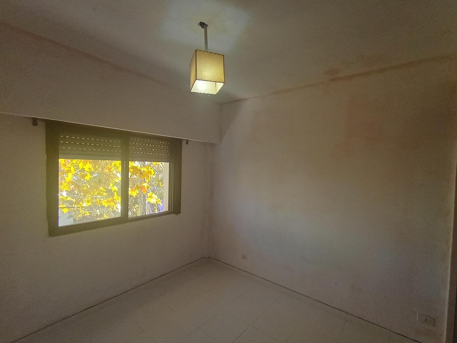 Dormitorio al frente - ventana a la calle