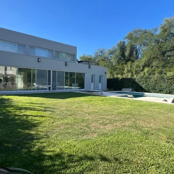 Casa en venta de 3 dorm con pileta en Sta Guadalupe