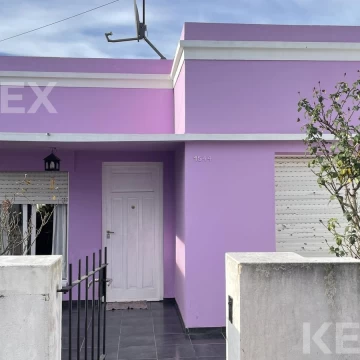 Casa en Venta, Los Hornos, La Plata, 2 dormitorios, cochera 2 autos, jardín y parque.
