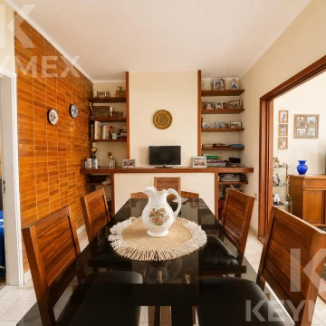 Casa 4 ambientes a la venta sobre Av 32 - La Plata
