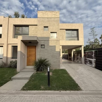 ALQUILER – Dúplex de 3 dormitorios en Housing Casa Norte – Argüello
