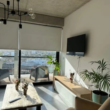 Departamento de 2 ambientes amoblado, piso 11 en alquiler con balcón y cochera en Olivos. Domus.