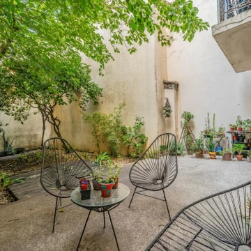 Departamento en venta de 3 ambientes en San Cristobal con lavadero independe, patio, y jardín