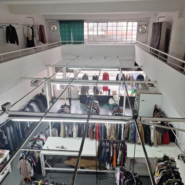 ¡VENTA local en 3 plantas, energía trifásica, montacargas!