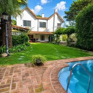 Casa en Venta Uriburu Esquina Av Libertador A REFACCIONAR