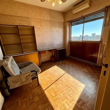 Departamento de 4 ambientes con dependencia con cochera y baulera.