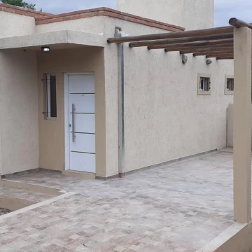 VENDO CASA EN MOLINARI CON TERRENO DE 500MTS 2 DORMITORIOS