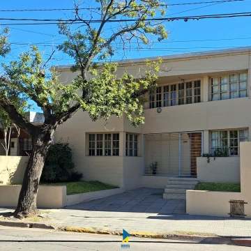 VENTA DE CASA DE 5 DORMITORIOS FRENTE A LA CAÑADA