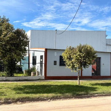 Galpón industrial en Villa María, sobre amplio terreno de 898 m²