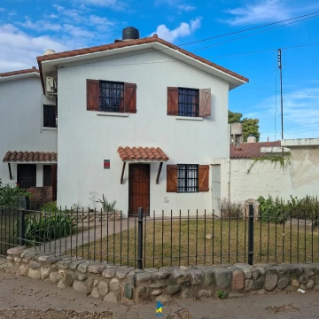 VENTA DE CASA EN ESQUINA FRENTE A PLAZA EN BARRIO VICOR