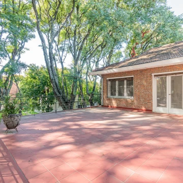Casa en venta en Olivos con terraza propia