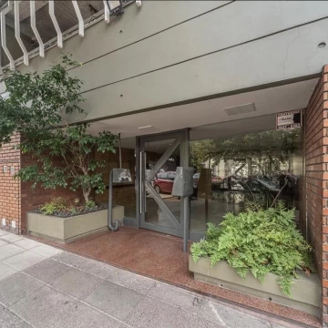 DEPARTAMENTO 3 AMBIENTES CON DEPENDENCIA, COCHERA FIJA, BALCÓN CORRIDO Y LAVADERO – EXCELENTE UBICACIÓN,MUY LUMINOSO