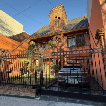 Venta Casa 5 ambientes con Pileta, Parrilla y Cochera - Flores- Apto Credito