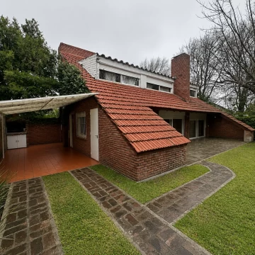 Joaquin Lagos 8333 - Casa 3 dormitorios frente a Jockey Club