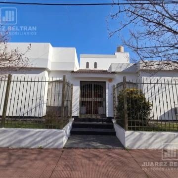 Propiedad de 166m2 cubiertos. 374 m2. 3 dormitorios. Patio con Piscina.