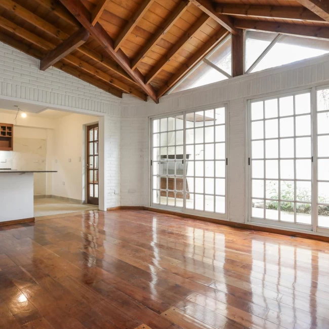Venta impecable Casa  tipo Chalet lista para mudarte | 5 ambientes | Cochera | Patio | Caballito