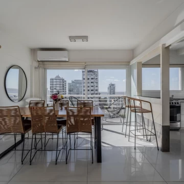 Triplex con terraza, pileta y parrilla propia con vista al rio en Venta - Olivos