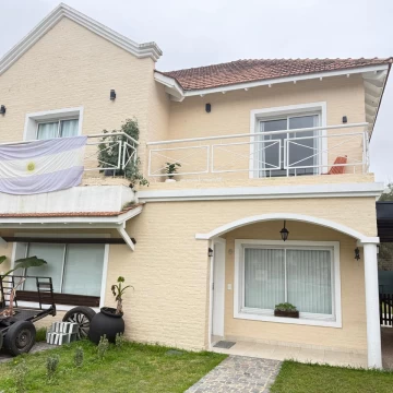 Casa en venta tipo Duplex de 2 dorm con jardin en Las Margaritas