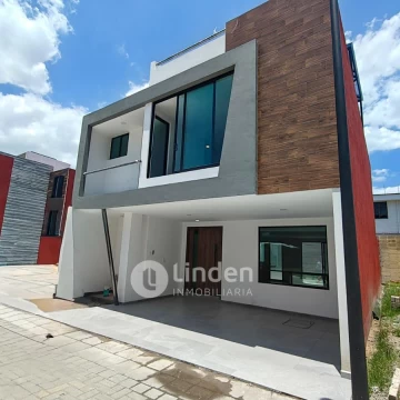 CASA EN VENTA EN FRACCIONAMIENTO MARANTA, ZONA SAN PEDRO CHOLULA, PUEBLA.