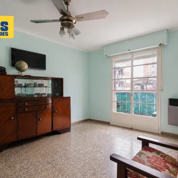 Venta. 2 ambientes. Balcon al frente. La boca.