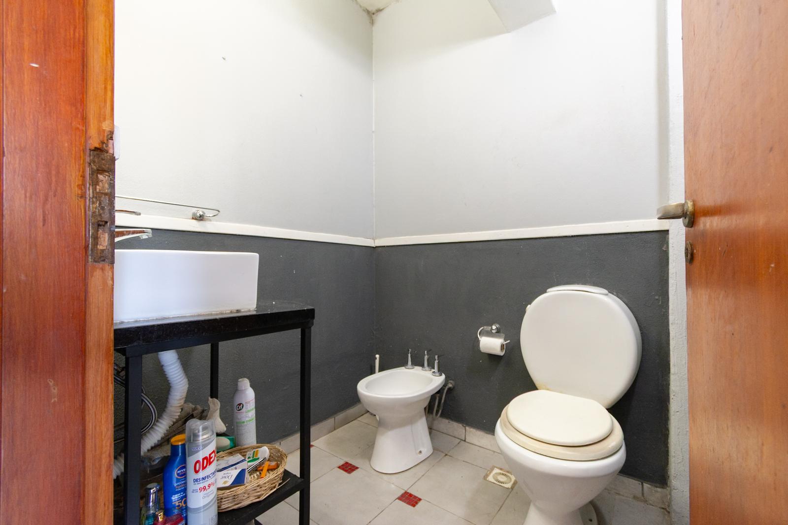 Baño de servicio.
