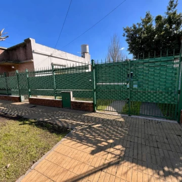 VENTA CASA 3 AMB. APTO CRÉDITO CON COCHERA Y QUINCHO