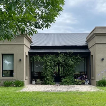 Casa en venta de 3 dorm   estudio en Los Jazmines APTO CREDITO