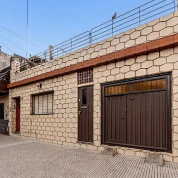 PH al frente en venta sin expensas con cochera ideal 2 familias Mataderos