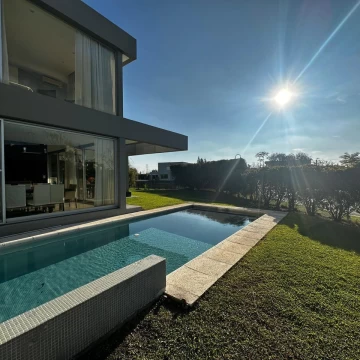 Casa en Alquiler con  muebles en Los Alisos Nordelta